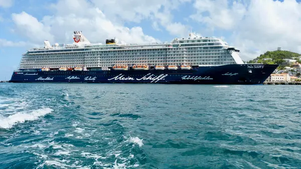 Kreuzfahrtschiff vor Barbados-Küste