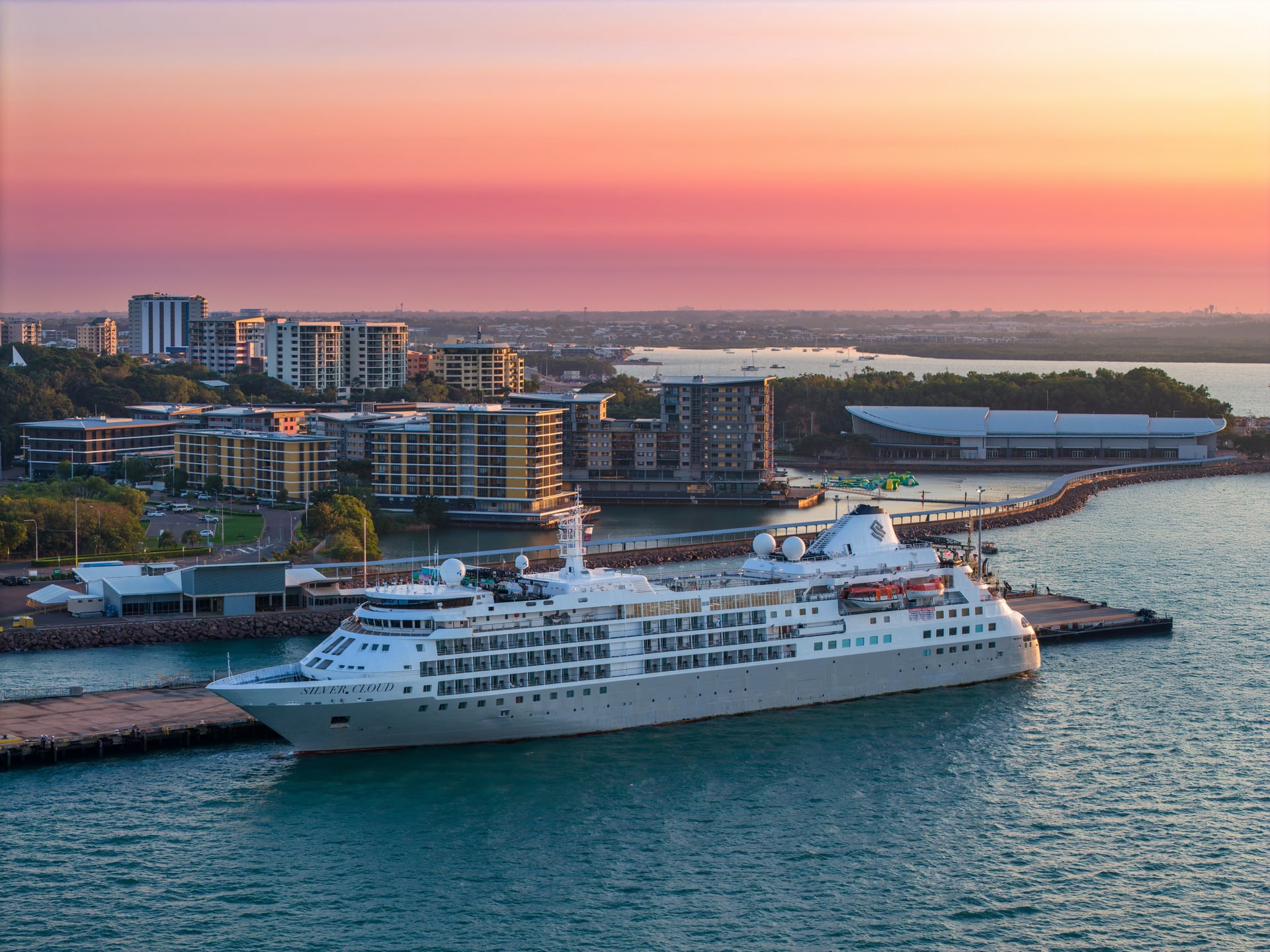 Silver Endeavour Expeditions-Yacht in polarer Landschaft