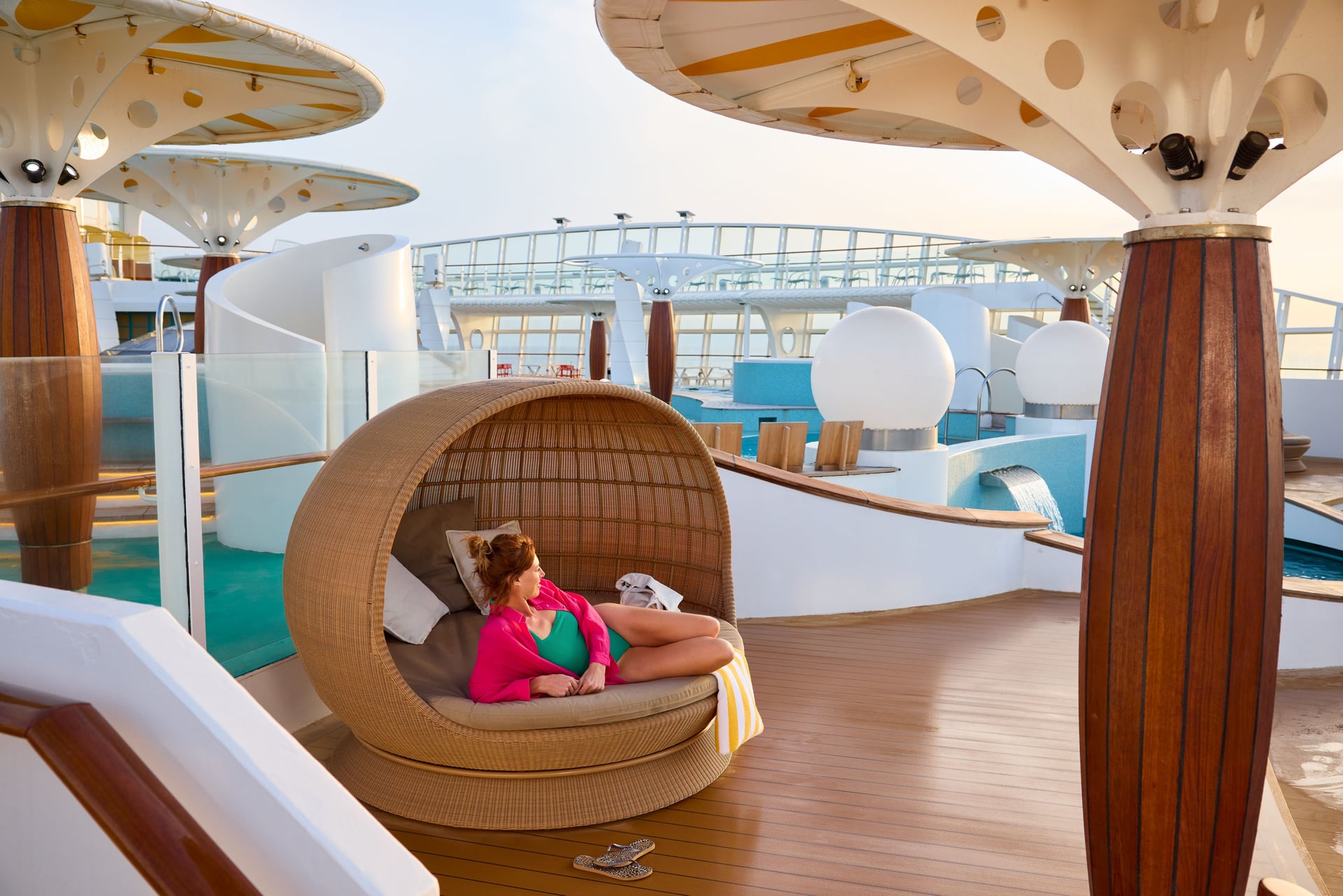 Sonnendeck eines Sphinx-Schwesterschiffs der AIDAbella