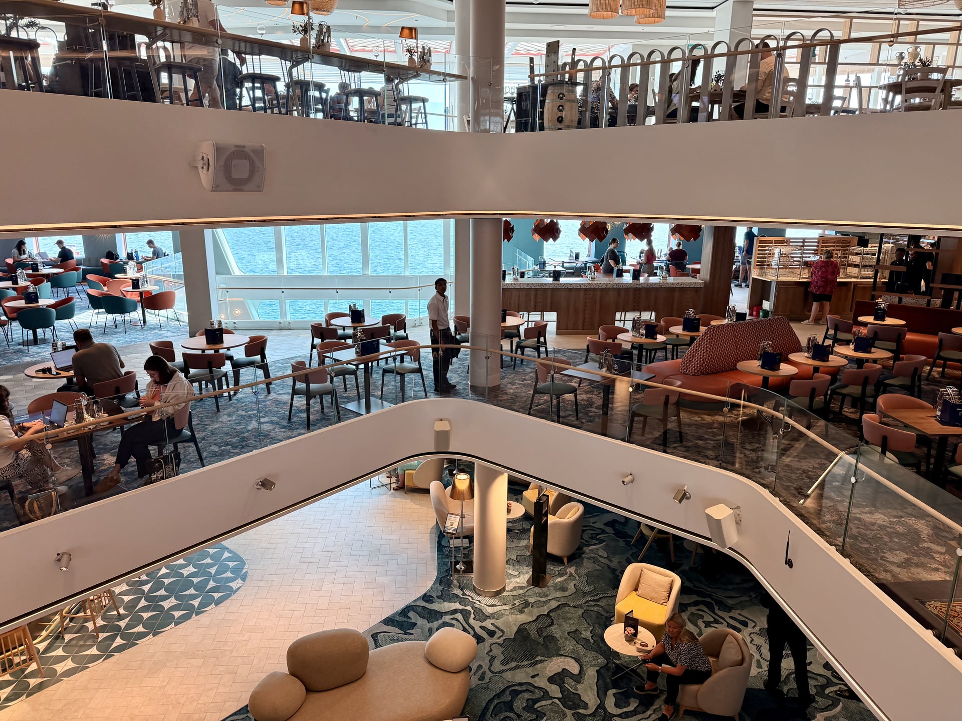 Blick auf Deck 3, 4 und 5 – Mein Schiff Flow