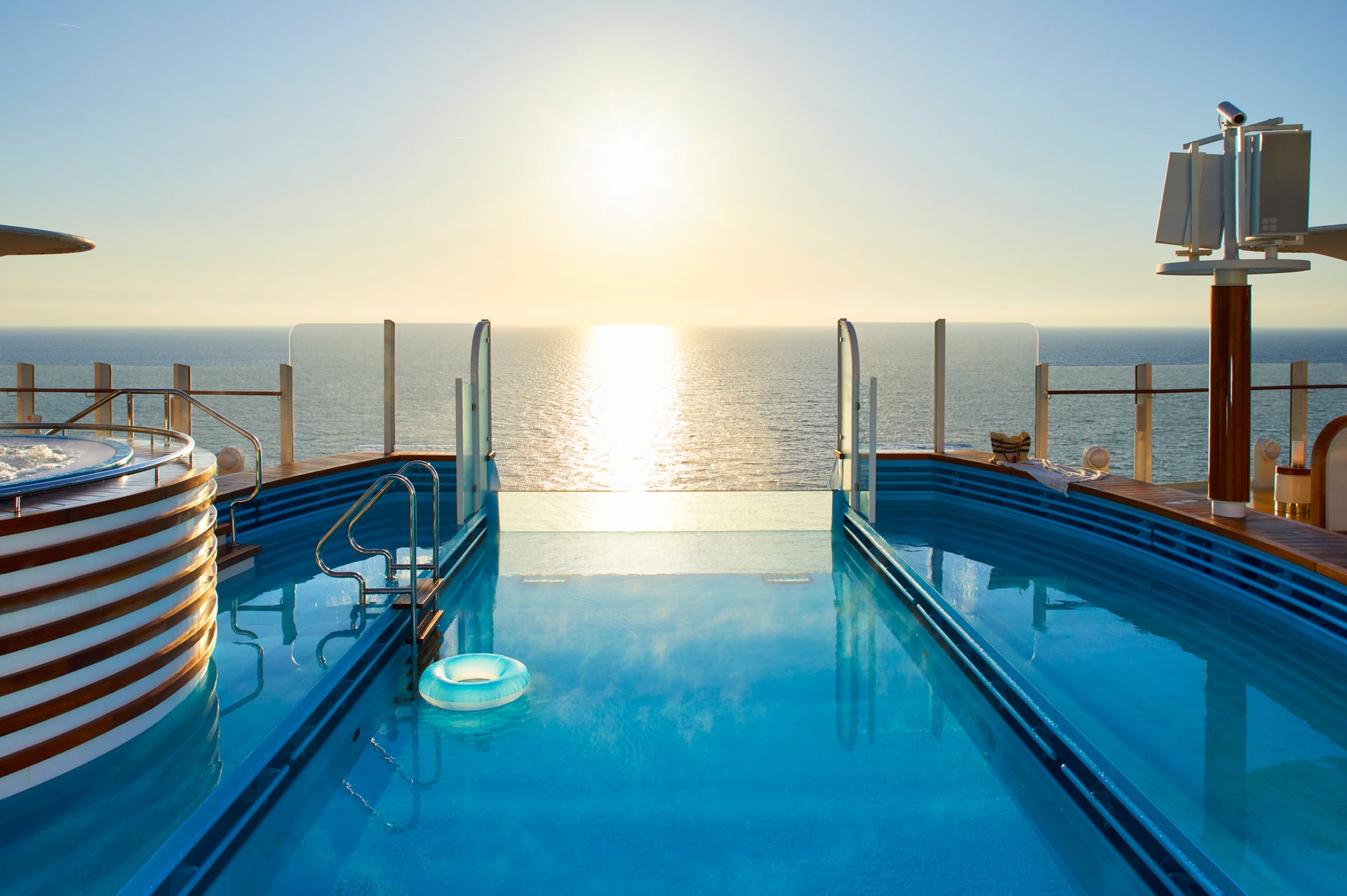 Infinity-Pool der AIDAcosma bei Sonnenuntergang