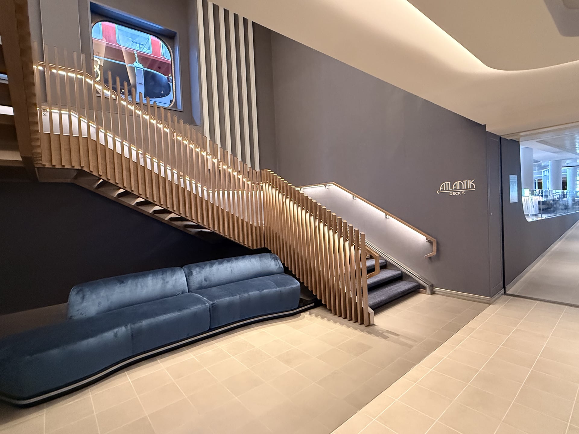 Atlantik Restaurant – Treppe zu Deck 5 – Mein Schiff Flow