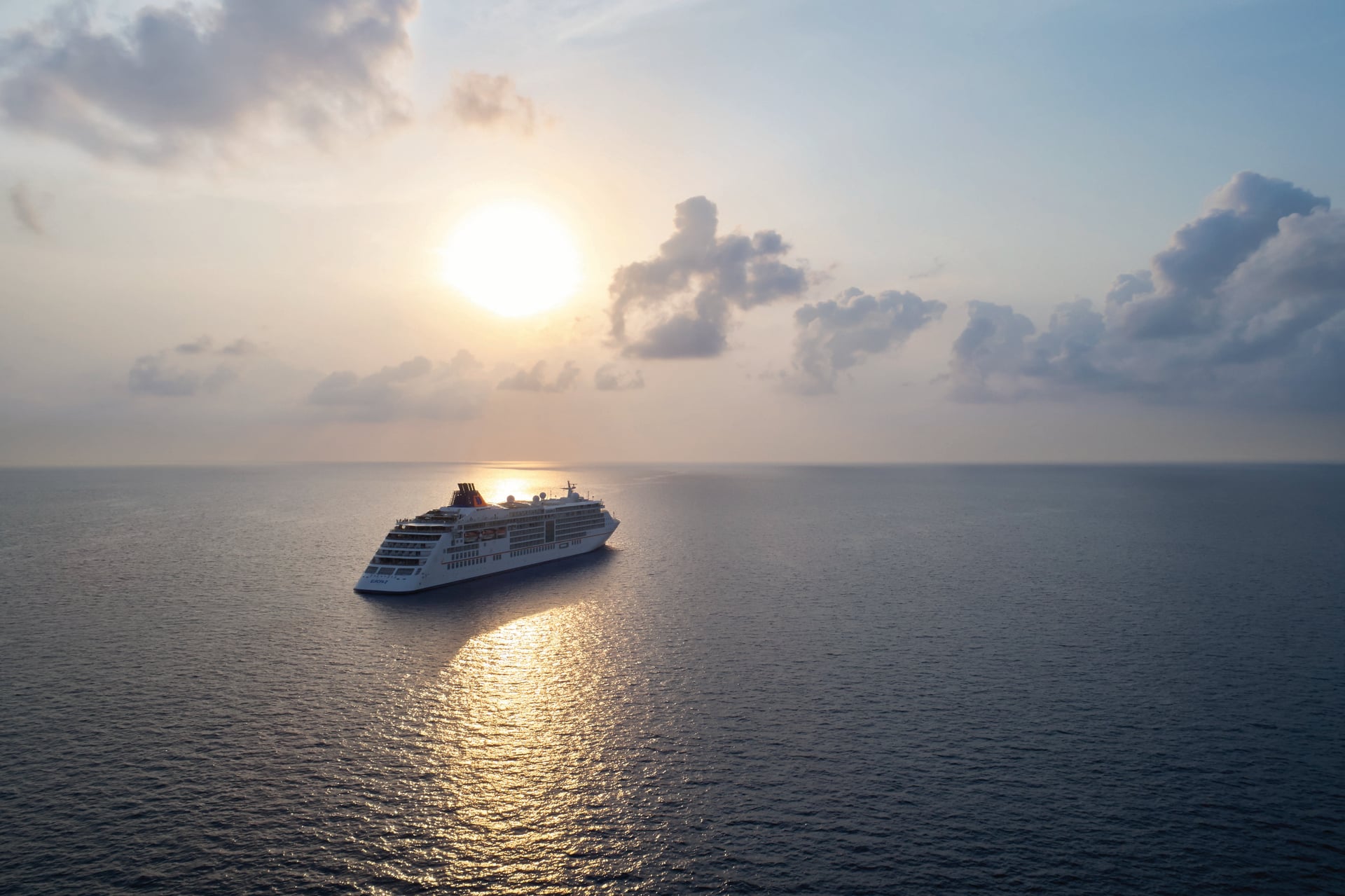MS Europa 2 bei Sonnenuntergang