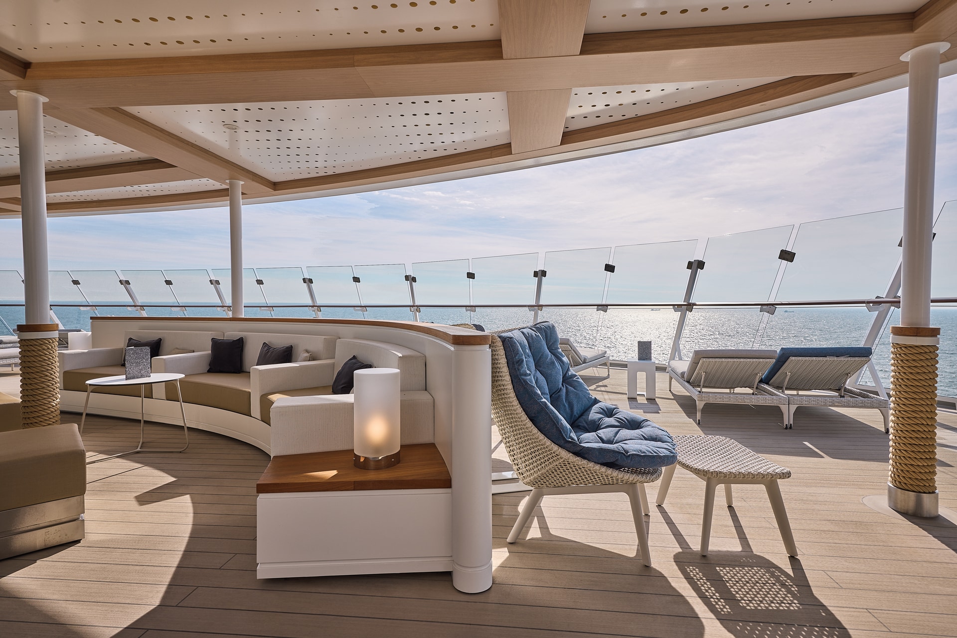 X-Bar und Außenbereich der Mein Schiff 7