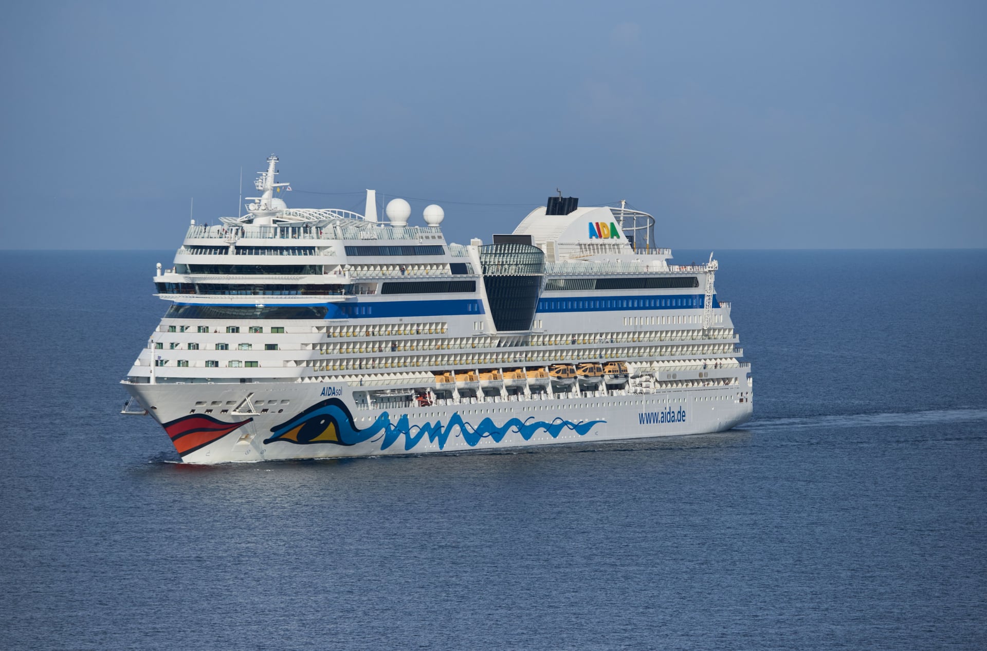 AIDAblu vor Anker