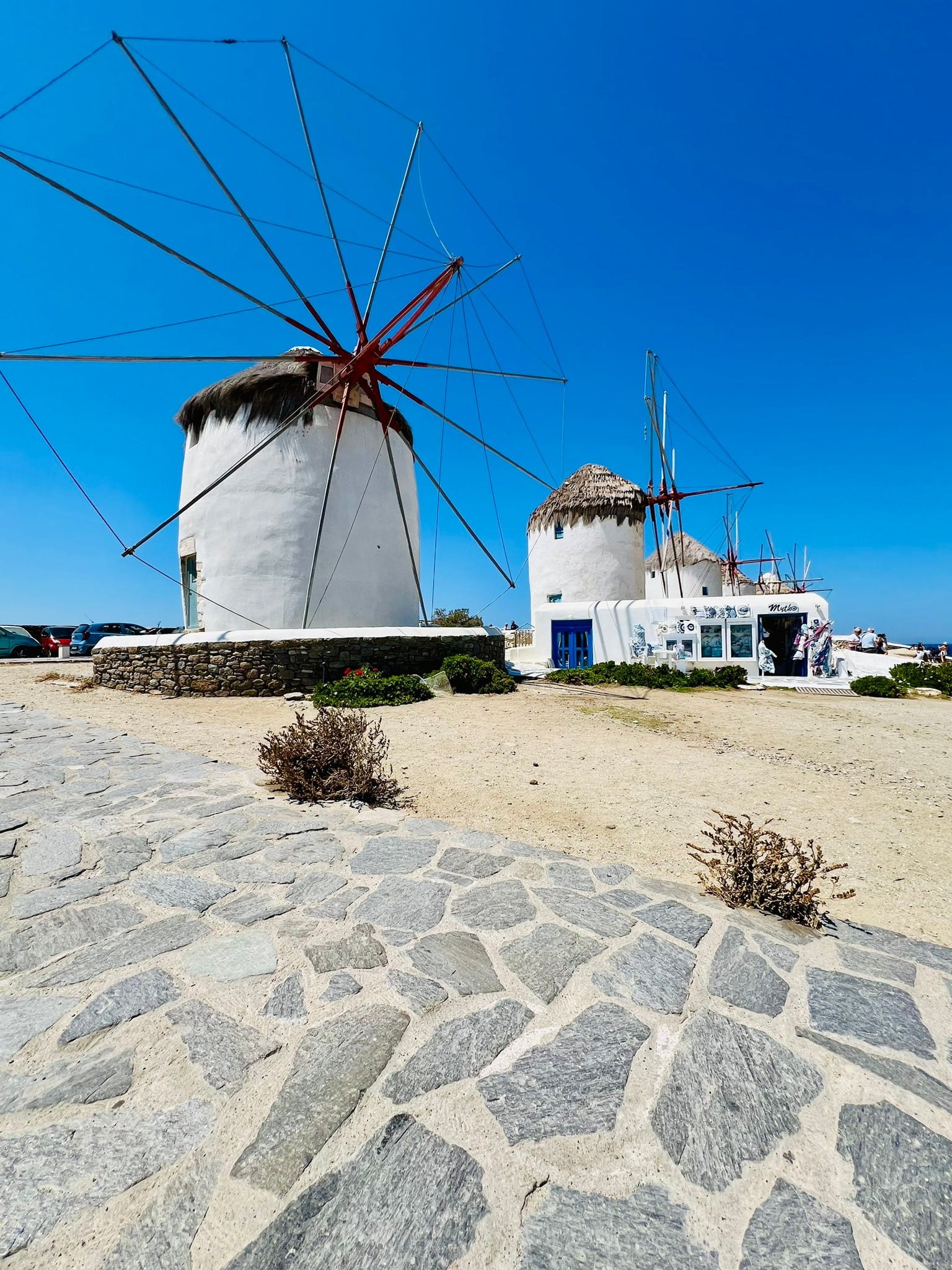 Die historischen Windmühlen von Mykonos über der Altstadt