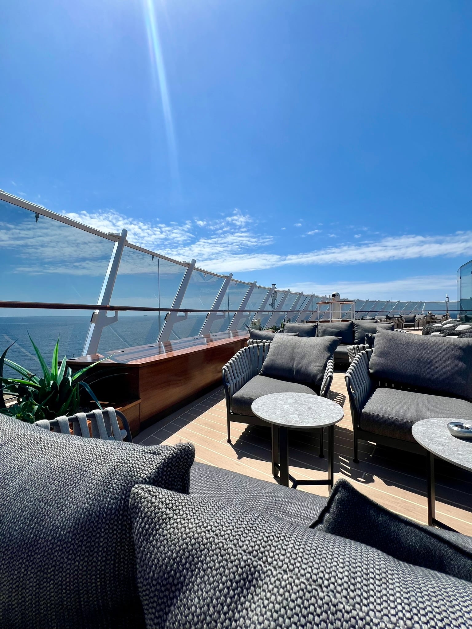 Sonnendeck mit Meerblick an Bord der EXPLORA-Flotte