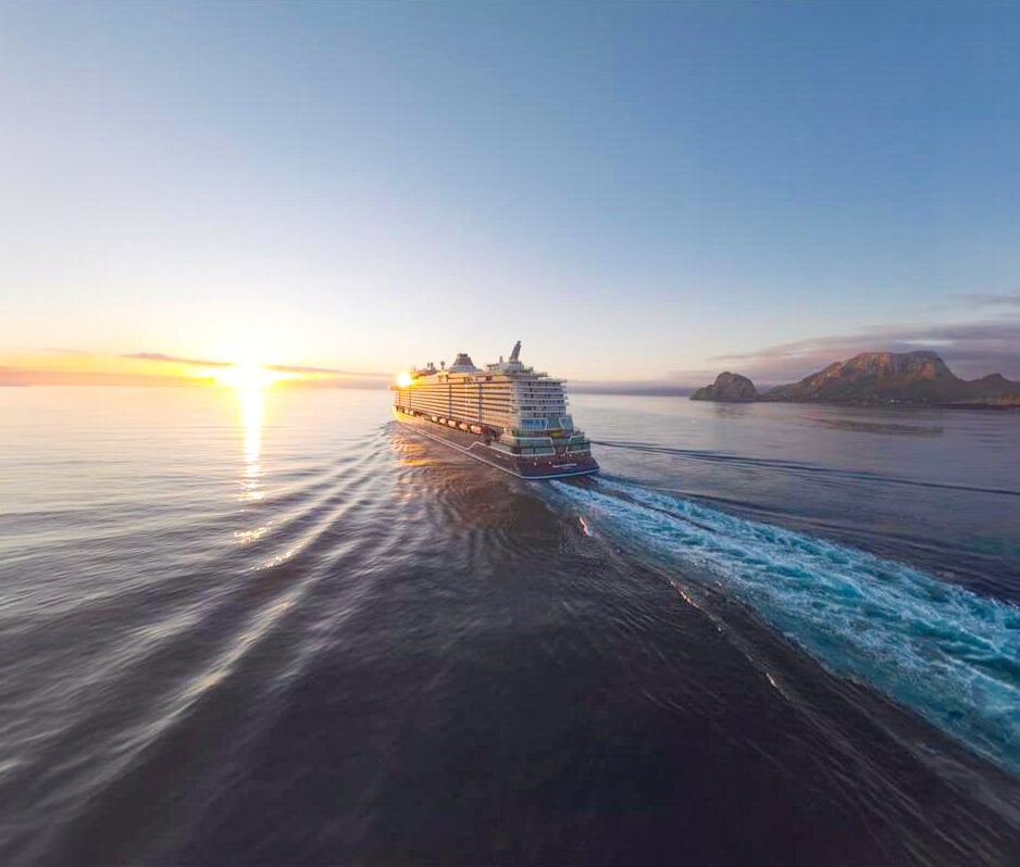 Norwegischer Fjord mit Bergen unter Wolken