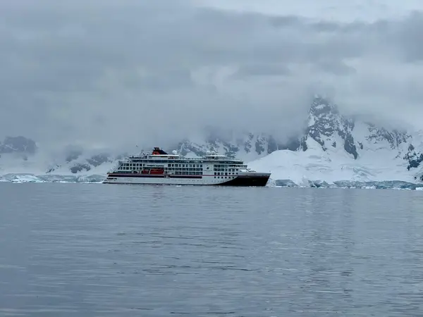 HANSEATIC nature vor Eiswand