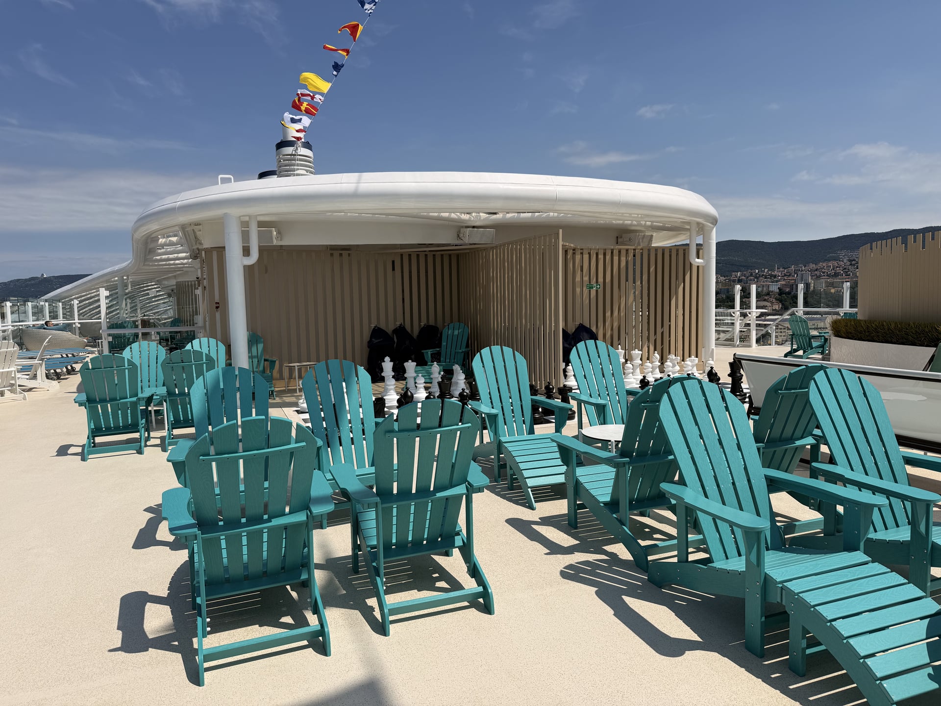 Deck 17 – Sonnenliegen – Mein Schiff Flow