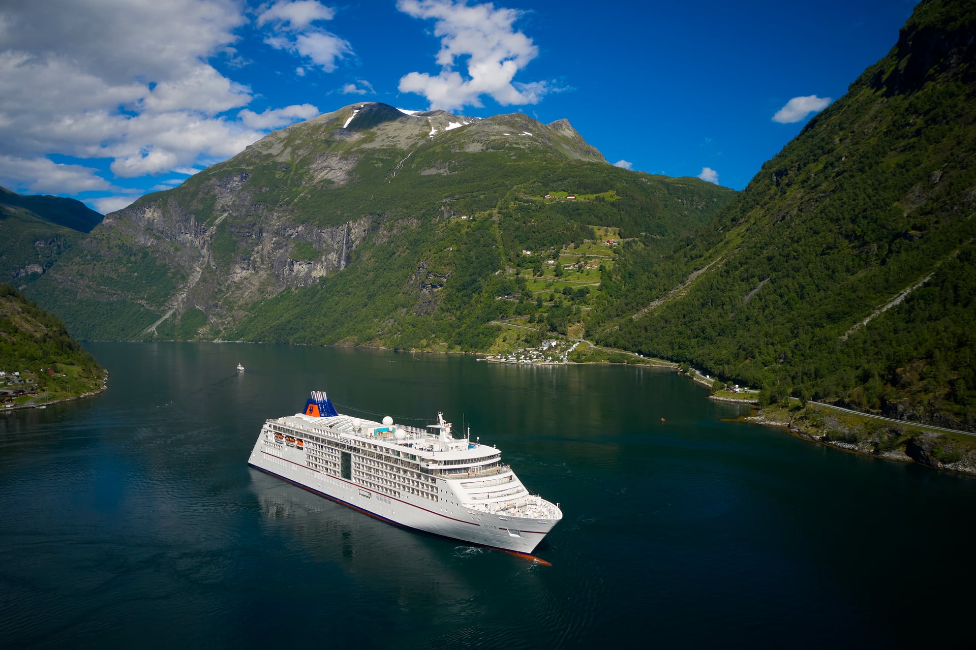 MS Europa 2 im Geirangerfjord