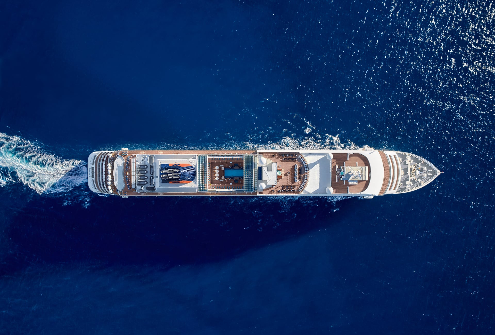 MS Europa 2 auf dem offenen Atlantik