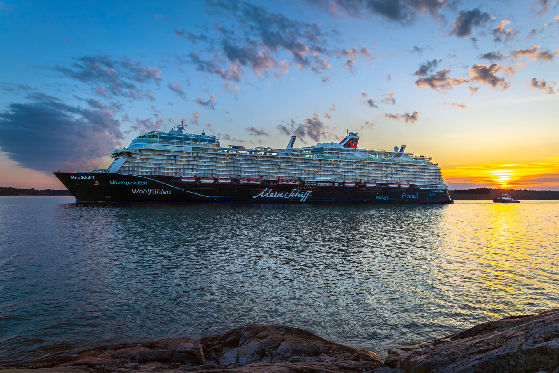 Mein Schiff 7 auf See bei Sonnenuntergang