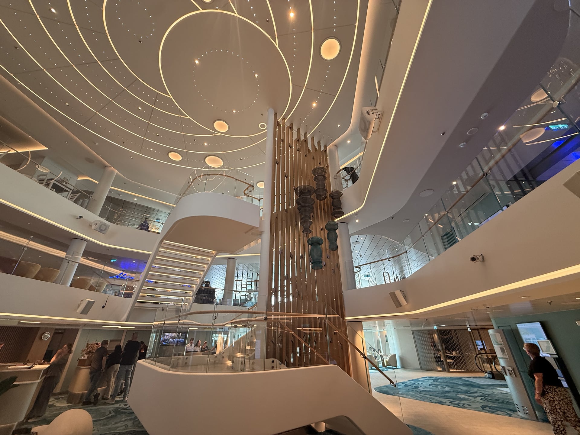 Blick von Deck 3 nach Deck 5 – Mein Schiff Flow